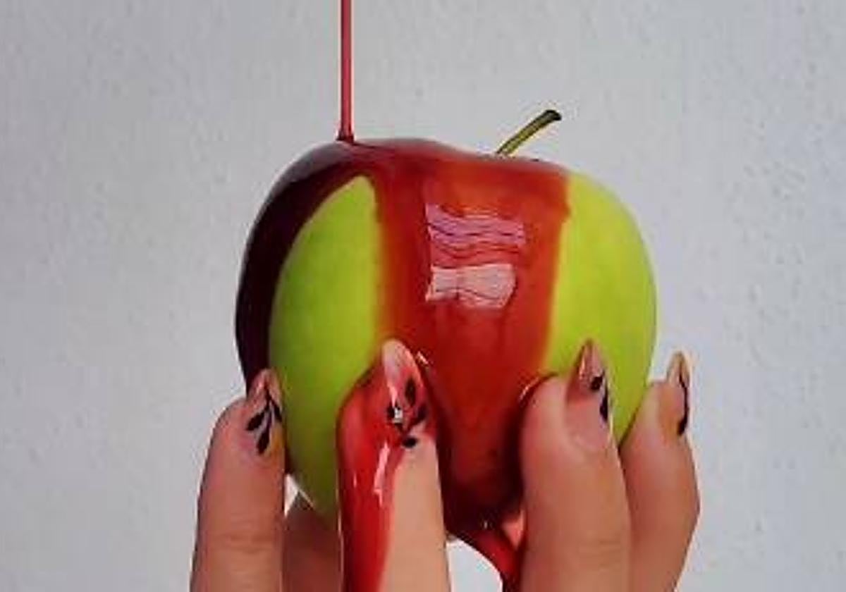 Una manzana cubierta con sangre comestible.