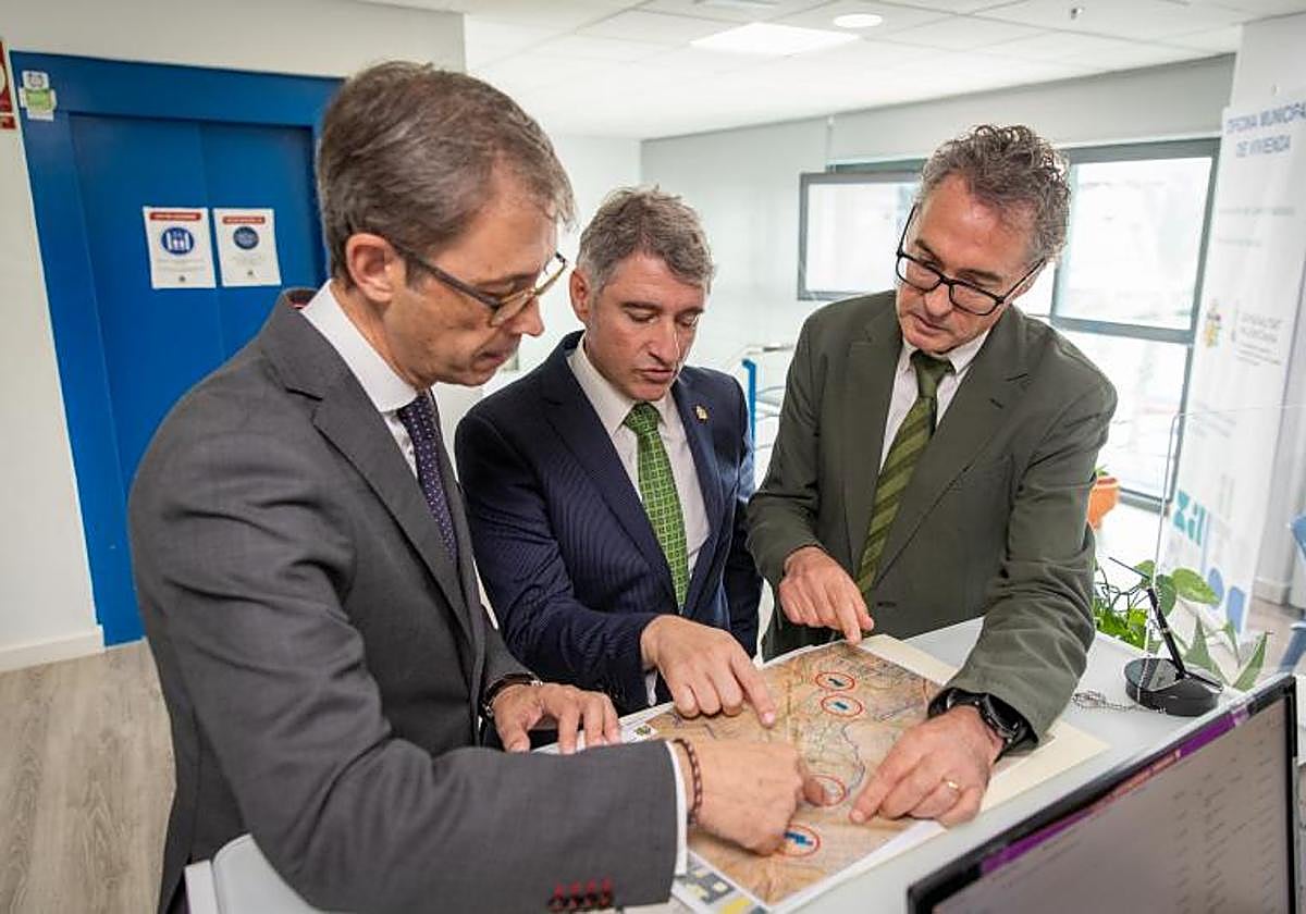 El secretario autonómico de Vivienda, Sebastián Fernández, el alcalde, Pepe Vegara, y el concejal de Urbanismo, Matías Ruiz, observan el plano con las ubicaciones señaladas por el Ayuntamiento.