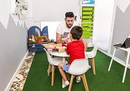 Un terapeuta de Higea trabaja con uno de los niños que asisten a las sesiones de atención temprana, ayer, en el centro.