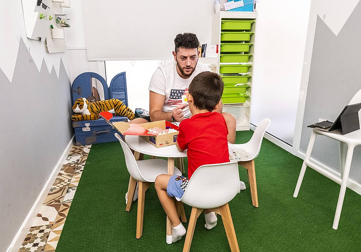 Un terapeuta de Higea trabaja con uno de los niños que asisten a las sesiones de atención temprana, ayer, en el centro.