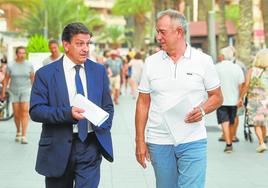 Felipe Moreno, a la derecha, conversa con Andrés López, su abogado, en el paseo marítimo de Torrevieja.