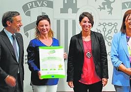 El delegado del Gobierno y la jefa de Tráfico (d) entregan a las representantes del CEIP Virginia Pérez, de El Algar, la distinción de oro.