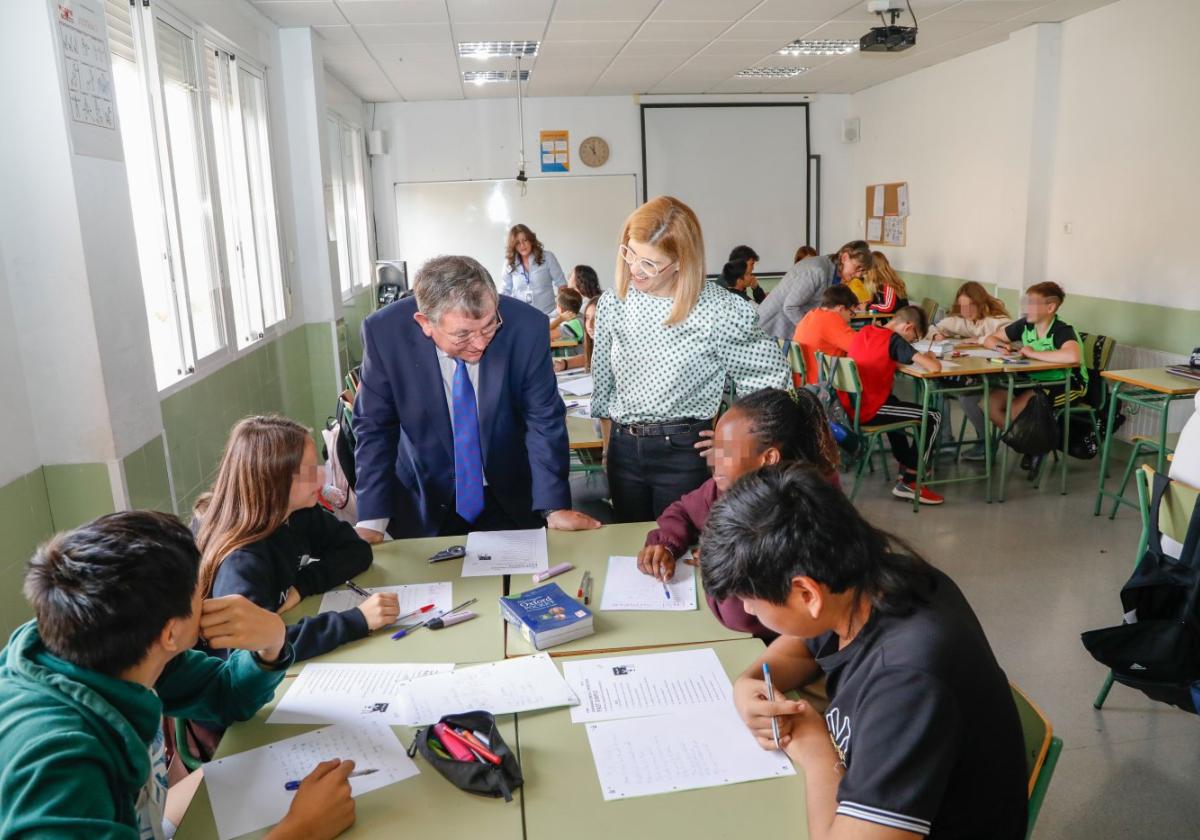 El presidente del CERM y la edil de Educación charlan con uno de los grupos interactivos, ayer.