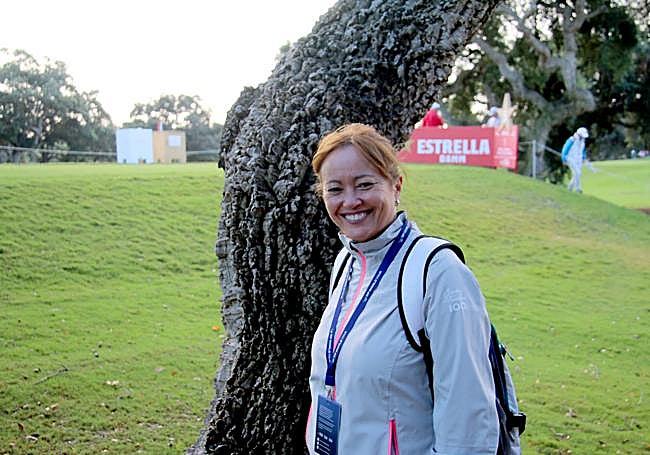 Monse siguiendo discretamente a su hijo por el campo.