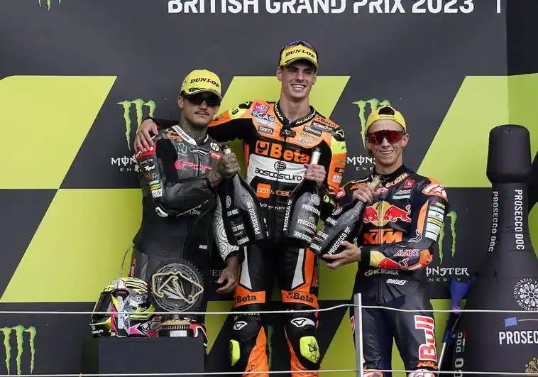 Tras confirmar su salto a MotoGP y el parón veraniego del mes de julio, Acosta firmó un podio en Silverstone que le permitió colocarse como líder del Mundial.