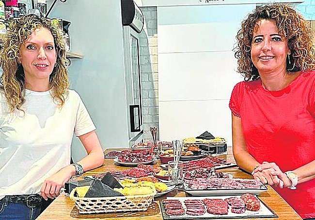 Las doctoras en Veterinaria Peinado (derecha) y Laura Almela, tecnólogas del Imida, ante un surtido de productos de razas autóctonas.