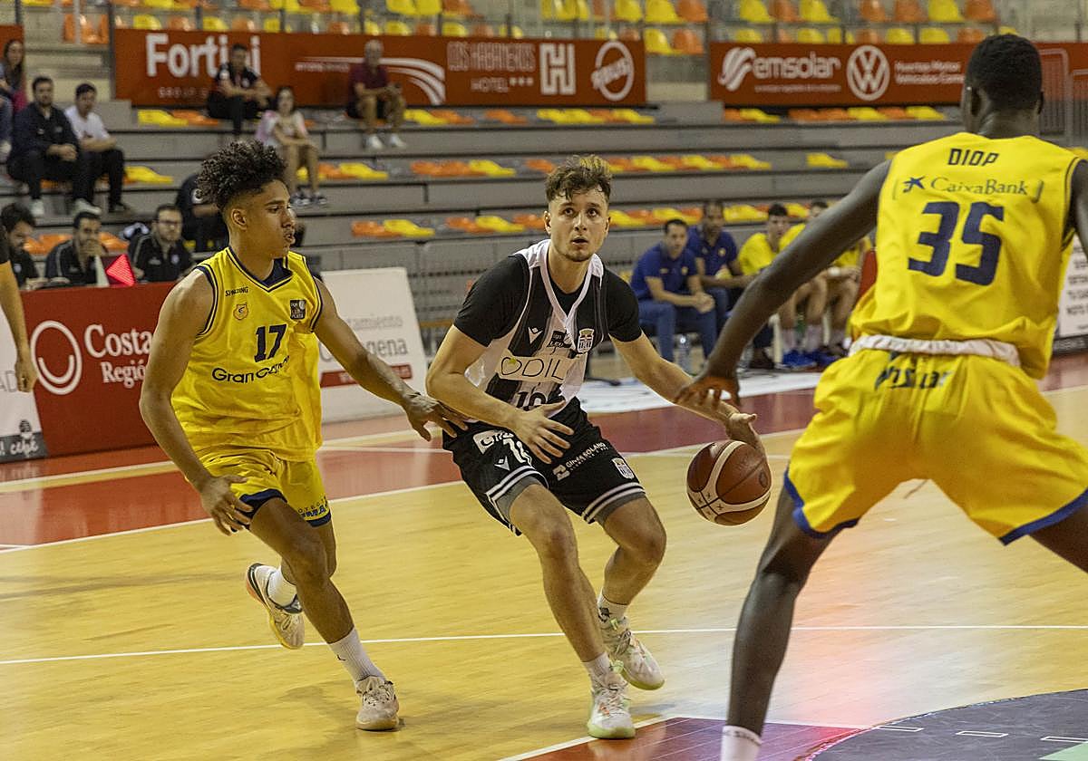 El alero Totte Alonso avanza hacia canasta, anoche, contra el filial del Gran Canaria.