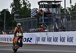 Fermín Aldeguer entra a meta, este domingo, haciendo un caballito.