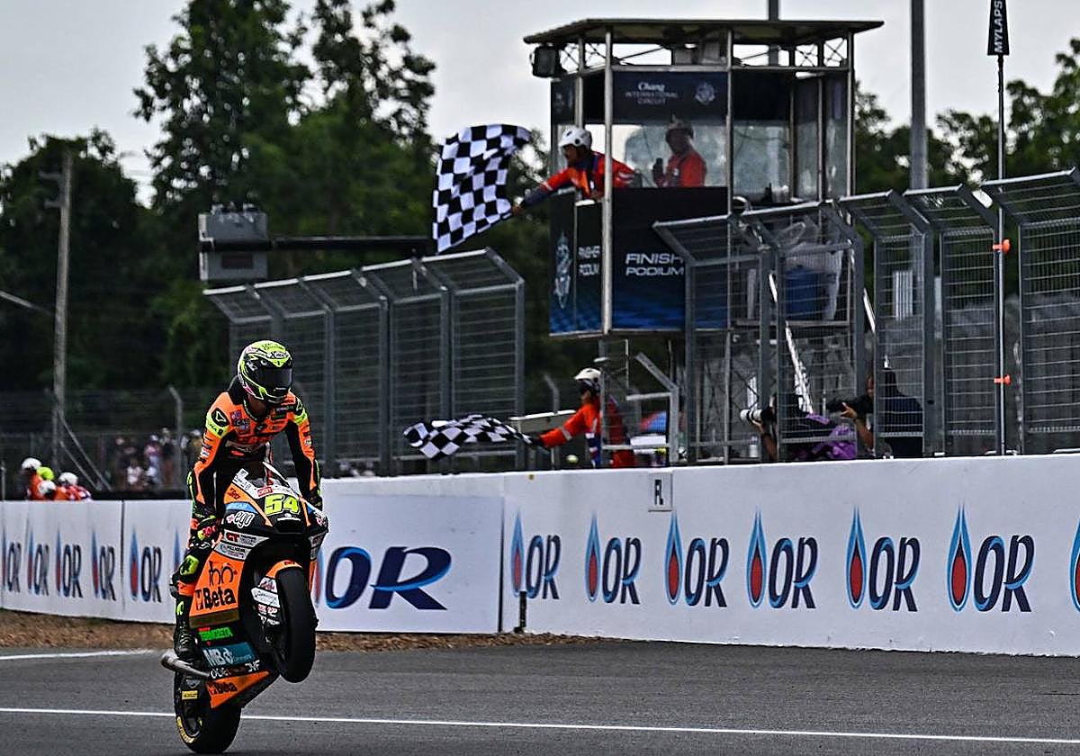 Fermín Aldeguer entra a meta, este domingo, haciendo un caballito.