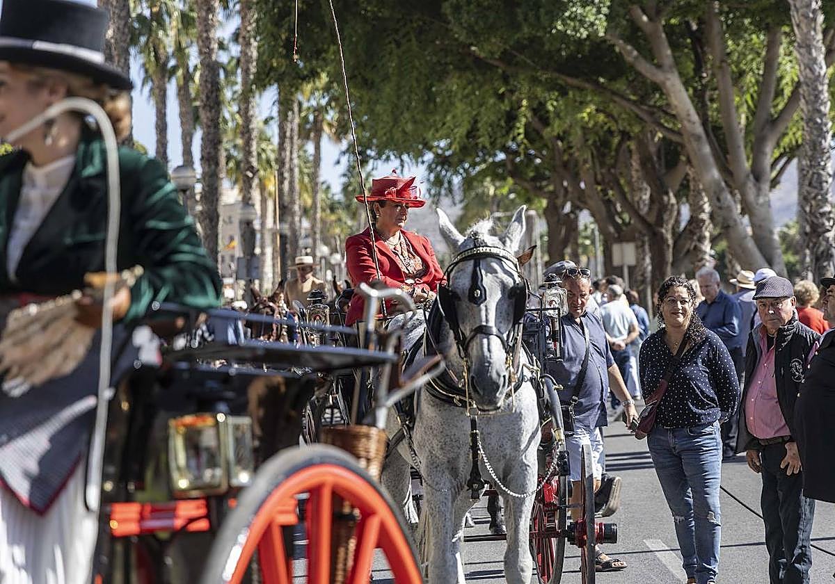Enganches y carros de época cautivan en el Muelle de Cartagena