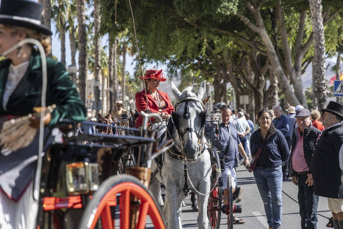 Enganches y carros de época cautivan en el Muelle de Cartagena