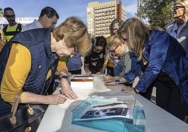 Asistentes a la concentración firman contra el uso del Naval como albergue de inmigrantes.