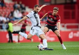 Gonzalo Verdú despeja el balón.