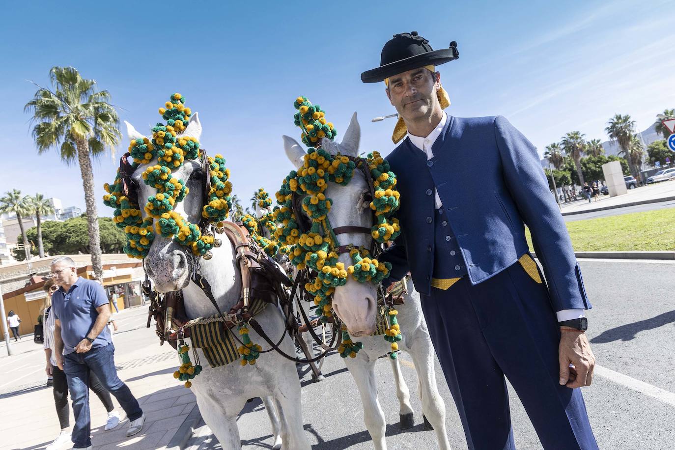 Enganches y carros de época cautivan en el Muelle de Cartagena