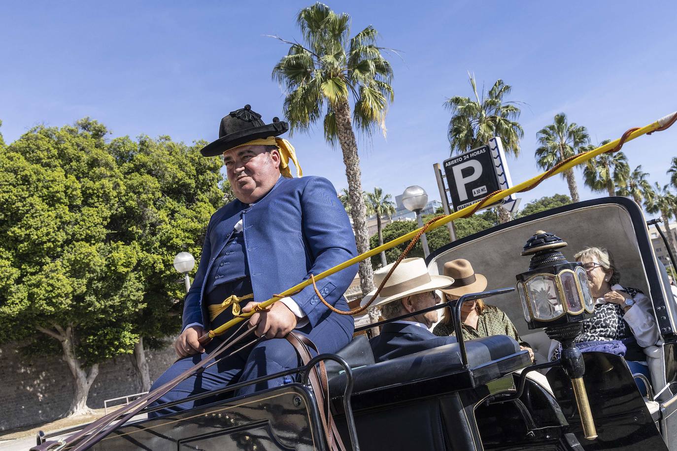 Enganches y carros de época cautivan en el Muelle de Cartagena