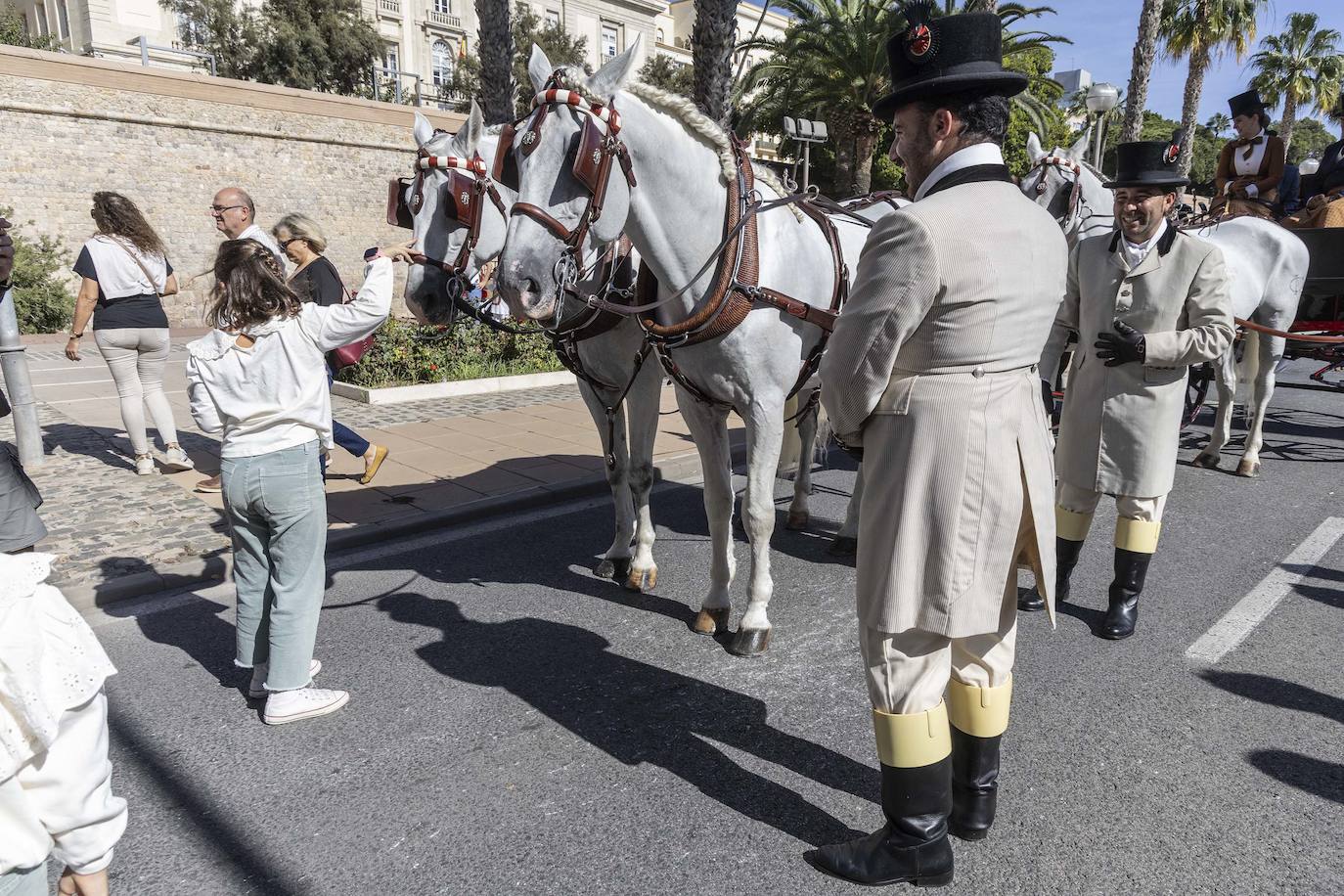 Enganches y carros de época cautivan en el Muelle de Cartagena