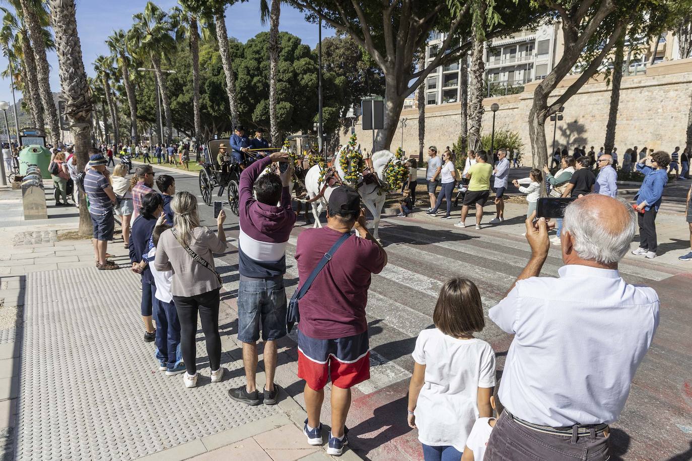 Enganches y carros de época cautivan en el Muelle de Cartagena