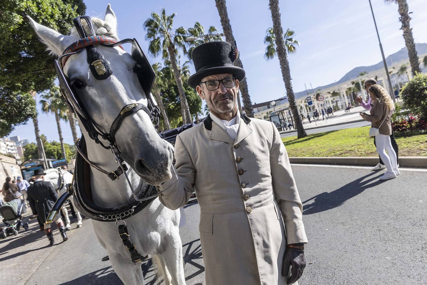 Enganches y carros de época cautivan en el Muelle de Cartagena