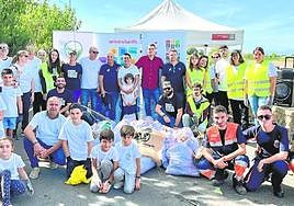 Un grupo de participantes en la iniciativa de limpieza en el margen del río Segura, en Beniel.