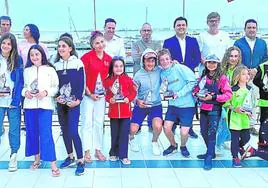 Los ganadores del Trofeo Centenario de vela posan con sus trofeos en el Club de Regata de Santiago de la Ribera, ayer.