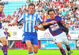 Sava pugna con un jugador del Eibar en la primera visita del equipo guipuzcoano a Lorca, en la temporada 2005-06, en Segunda.