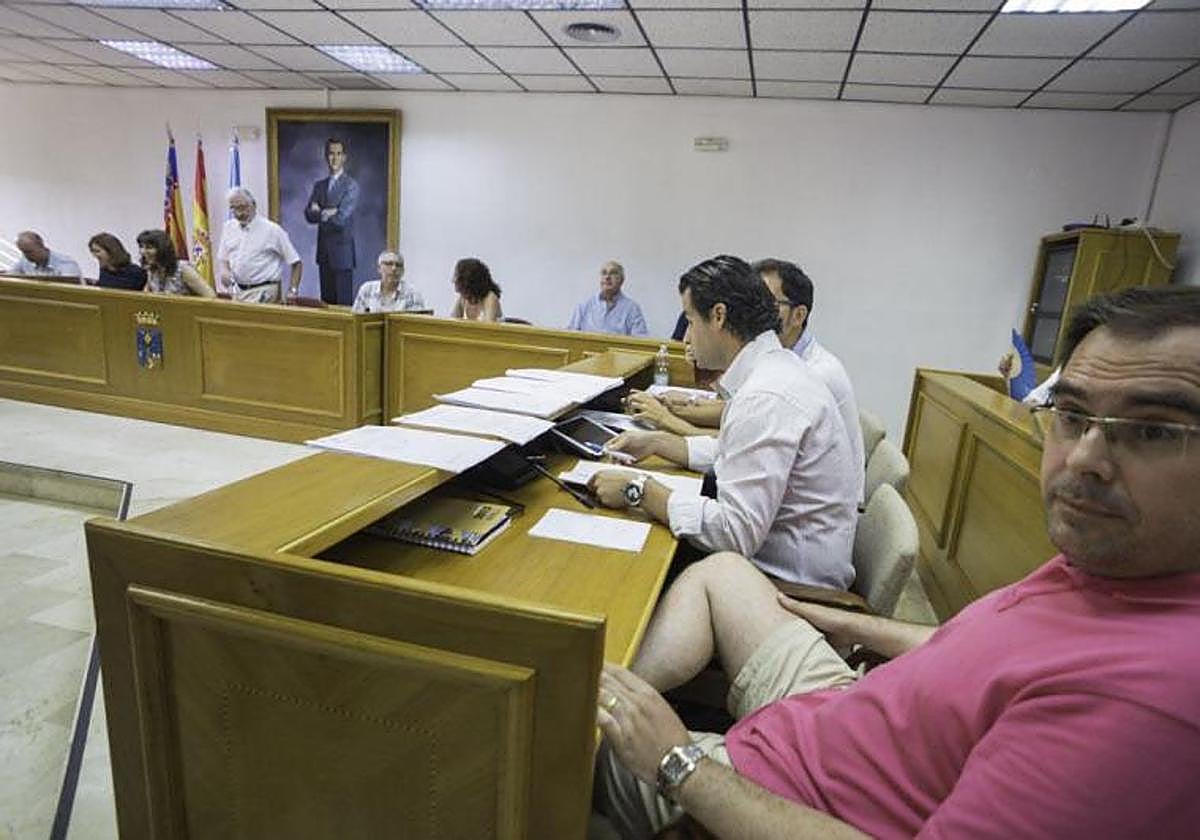 Joaquín Albaladejo, durante un pleno en el Ayuntamiento de Torrevieja, en una foto de archivo.