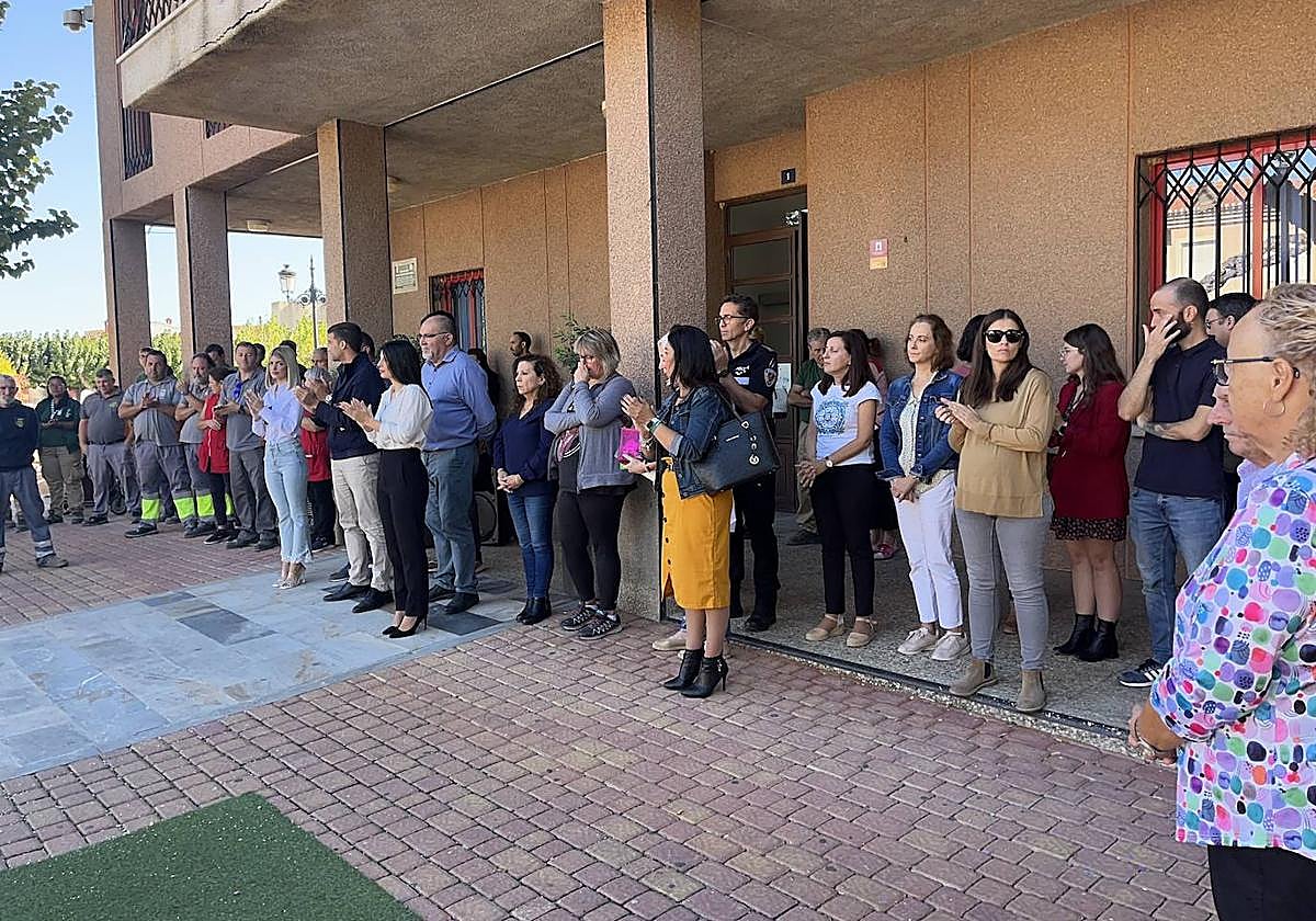 Concentración de vecinos, este lunes, en señal de duelo por el suceso.