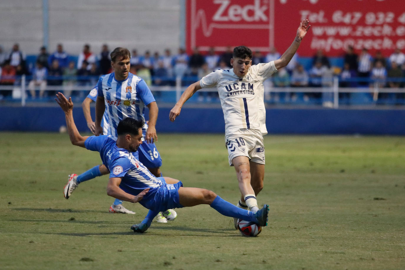 Las imágenes del Águilas-UCAM Murcia (1-0)