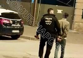 Un agente de la Policía Local de Murcia detiene al individuo.