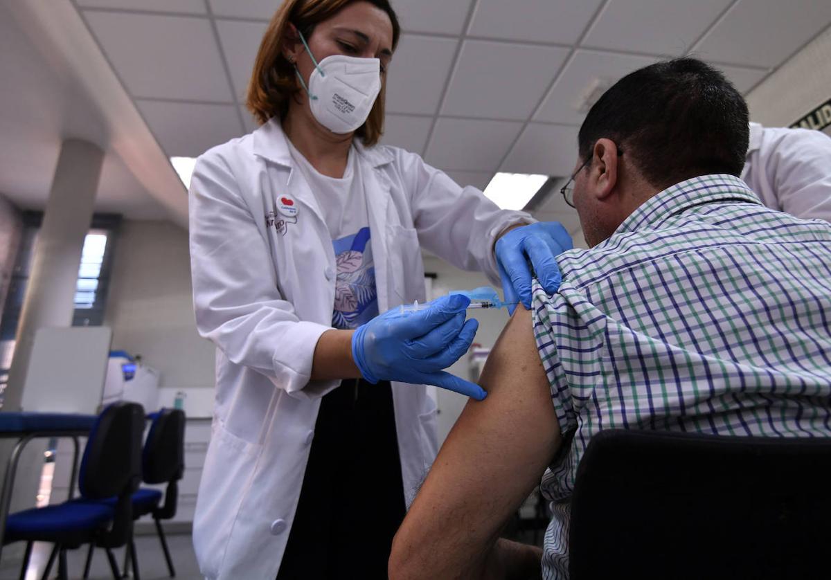 Un hombre recibe, este lunes, la vacuna de la gripe en Cabezo de Torres.