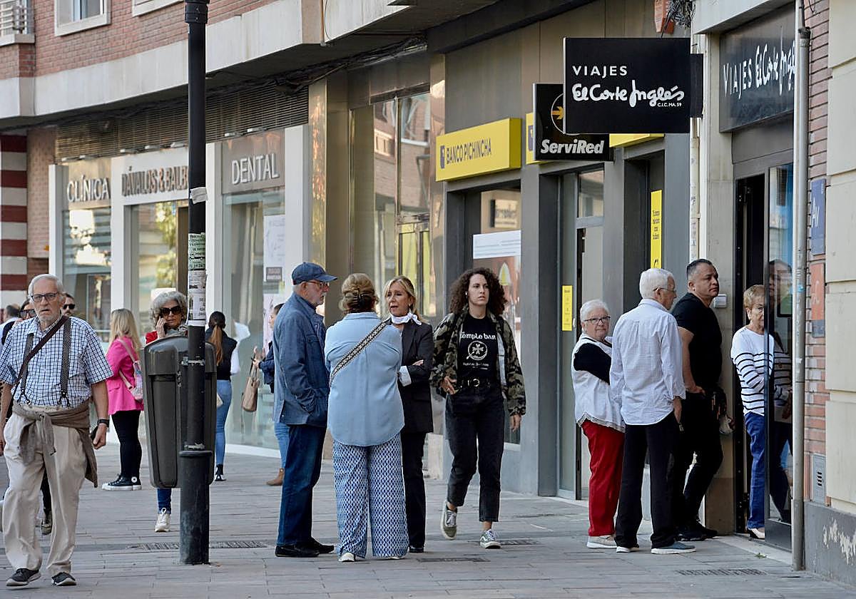 Jubilados hacen cola para ser atendidos, este lunes, en una agencia de viajes en la Plaza Circular de Murcia.