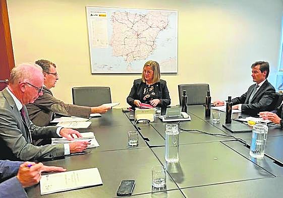 El alcalde entrega unos documentos a la presidenta de Adif.