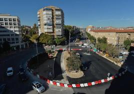 Obras en la plaza Díez de Revenga, ayer, con el nuevo carril bus construido y asfaltado.
