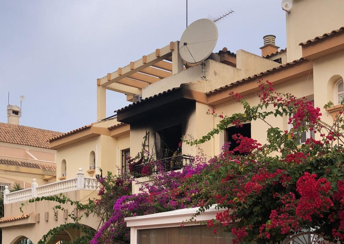 Imagen secundaria 1 - Rescatado un hombre herido por una explosión en su vivienda de Orihuela Costa