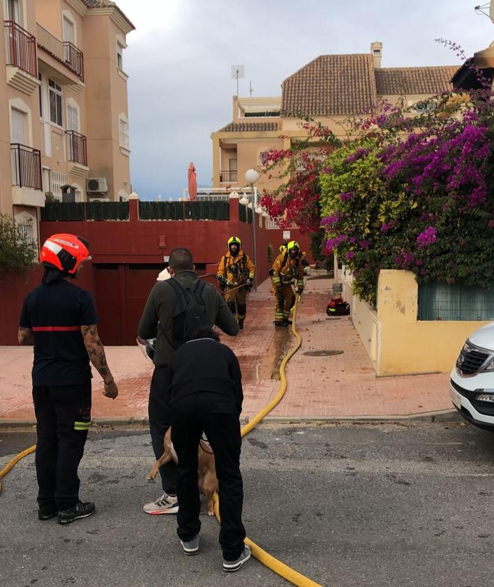 Imagen secundaria 2 - Rescatado un hombre herido por una explosión en su vivienda de Orihuela Costa