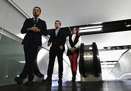 José Manuel Pancorbo, en el centro, este martes en la visita al Aeropuerto de la Región de Murcia.