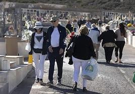 Vecinos de Cartagena acuden a los cementerios de la ciudad.