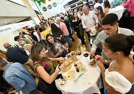 Decenas de personas disfrutan de la Calle de las Tapas de Región de Murcia Gastronómica en la edición del pasado año.