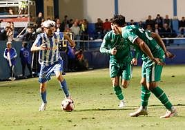 Isi Ros encara a un jugador del Huesca.