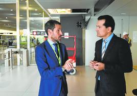 El director del aeropuerto, Carlos San Martín, con el consejero José Manuel Pancorbo.