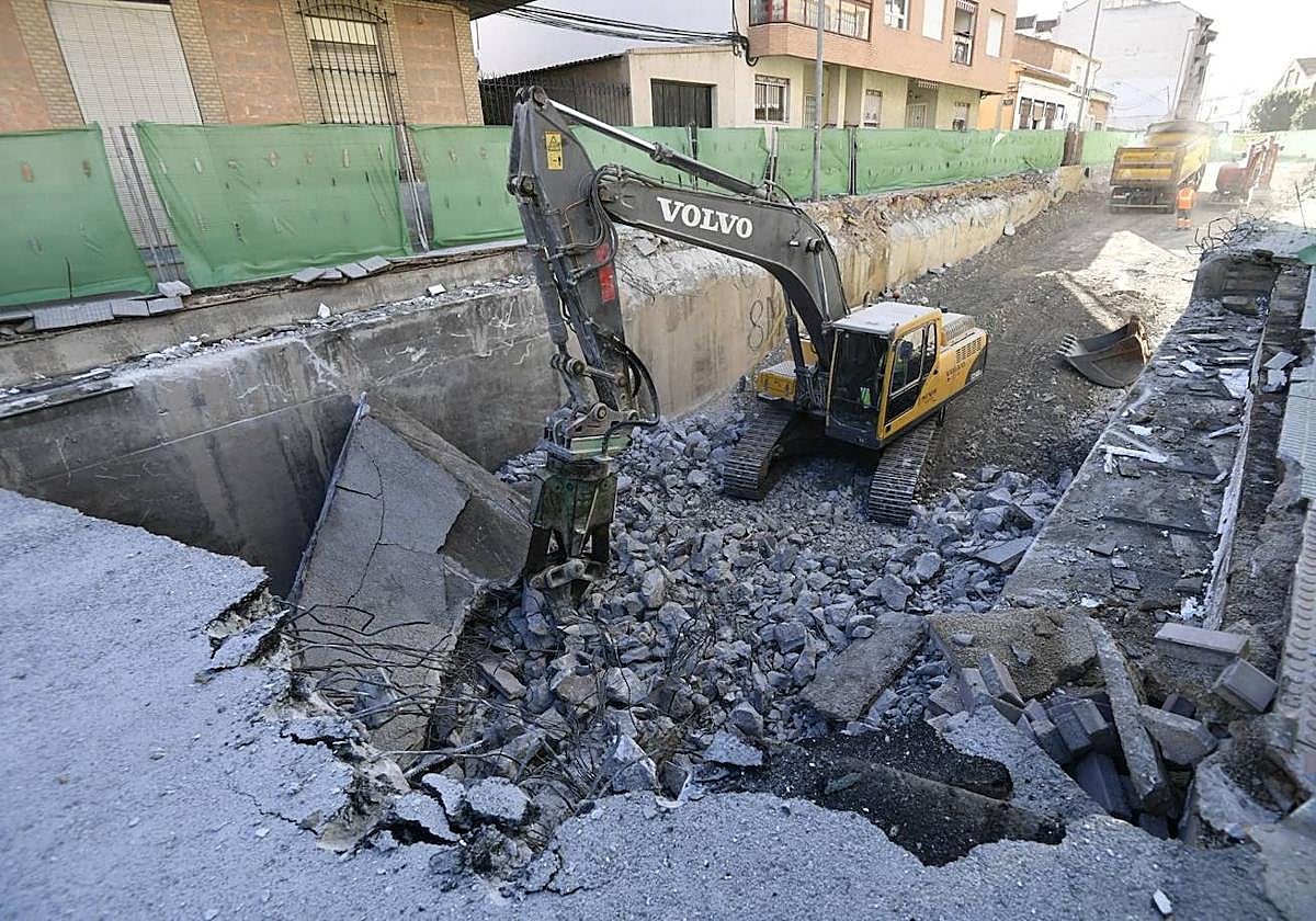 La máquina excavadora ya se encuentra trabajando en las obras en Beniaján este jueves.