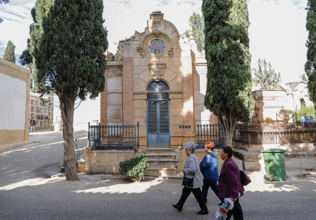 Visitantes pasan por delante de panteones históricos sin rehabilitar, este miércoles, en el cementerio.