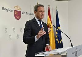 El portavoz del Gobierno regional, Marcos Ortuño, en rueda de prensa este jueves.