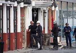 Policía cientifíca y forense entran en las discotecas afectadas para recabar información.