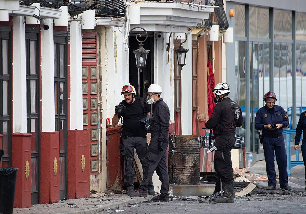 Policía cientifíca y forense entran en las discotecas afectadas para recabar información.