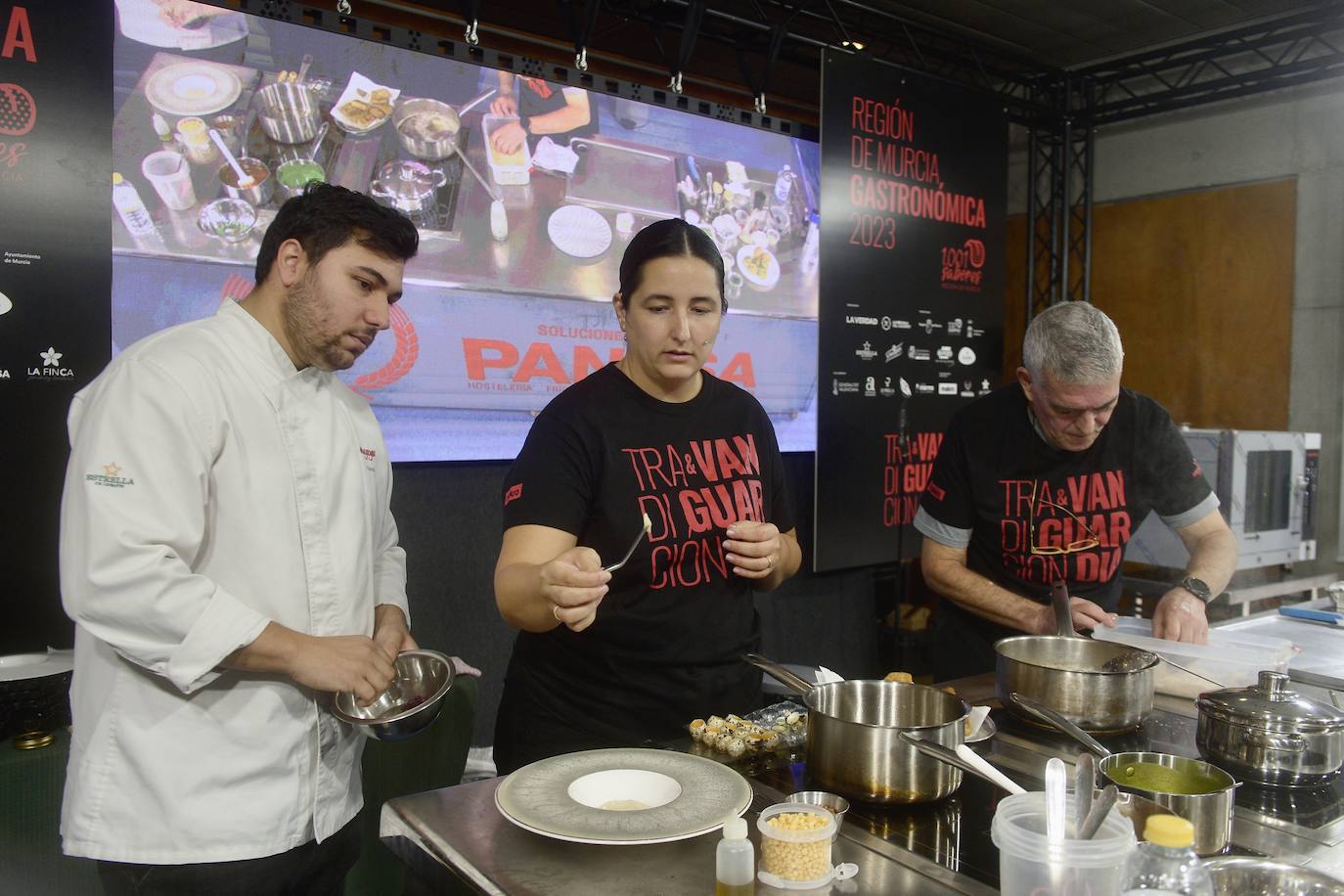 María Gómez dando detalles de su creatividad junto a José Nieto, chef de El Barrio de San Roque.