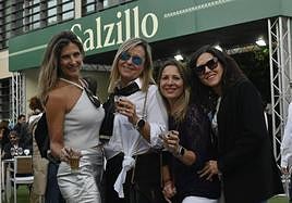 Cuatro asistentes a la terraza de Región de Murcia Gastronómica.