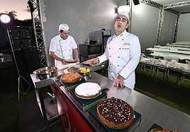 Francisco Pardo, con las creaciones de la Confitería La Peladilla.