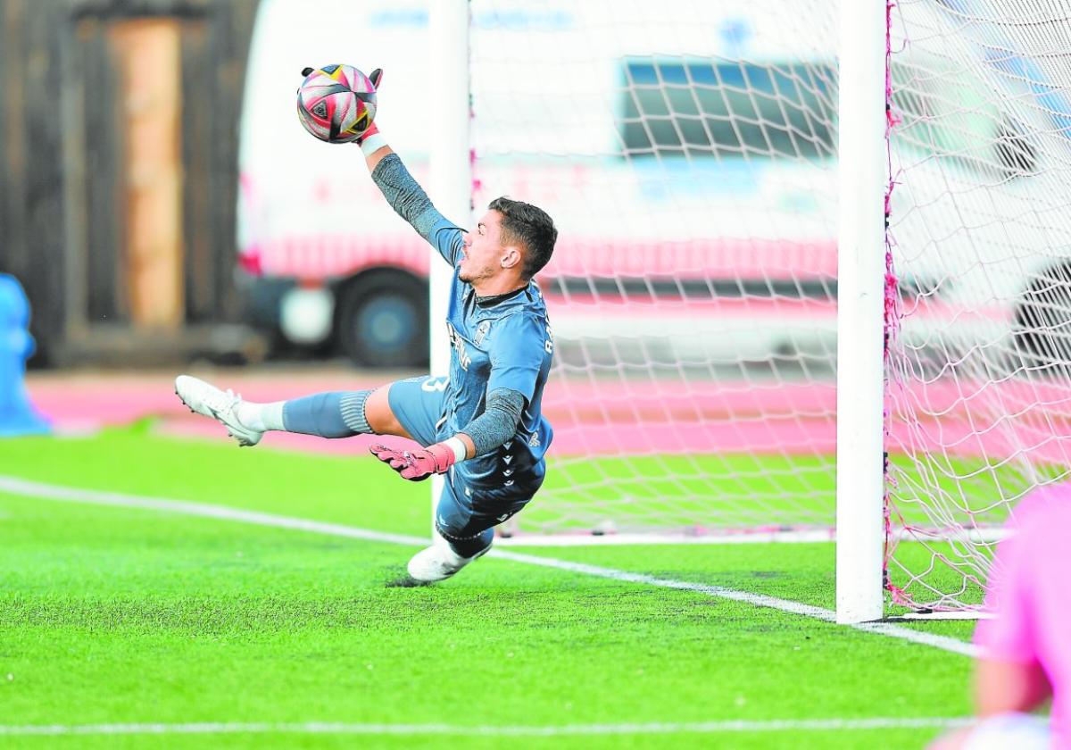Raúl Lizoain detiene uno de los tres penaltis que paró el miércoles en Azuaga.