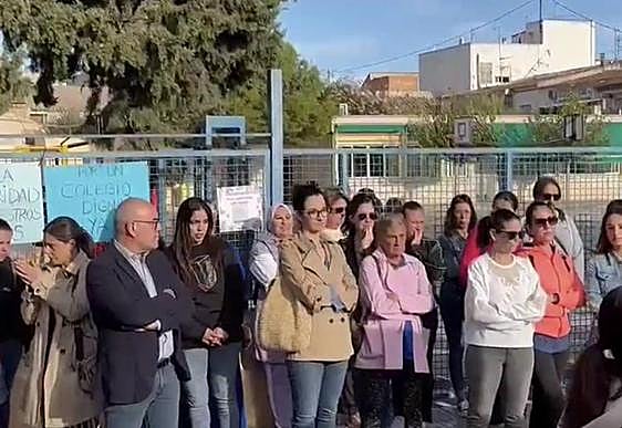 Madres y padres, protestando este viernes por la mañana por el estado del colegio.